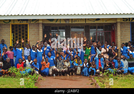 Malawi, Lilongwe, Chambwe Primary School, Schüler springen mit Glück für das neue Klassenzimmer Blöcke von UNICEF gebaut. Die Kind freundlich Schulen (CFS) Initiative, Schulen in Malawi wurden weiter ausgebaut mit zusätzliche Klassenzimmer Blöcken und Toiletten. Stockfoto