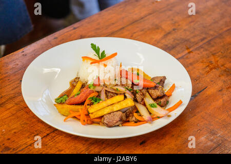 Arequipa, Peru Lomo Saltado, ein typisch peruanischen Rindfleisch-Gericht, es ist wie viele Rezepte von Japanisch beeinflusst und wird im Wok zubereitet Stockfoto