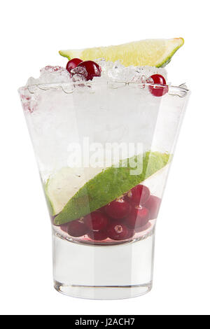 Wodka mit Eis, Preiselbeeren und Kalk. Starkes alkoholisches Getränk auf einem weißen Hintergrund in einem breiten Glas Stockfoto