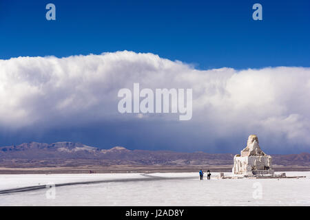 Bolivien, Uyuni, Departamento de Potosí Rallye Dakar Denkmal. Die Rallye Paris-Dakar, ehemals in Afrika durchgeführt wurde nach Südamerika verlegt. Stockfoto