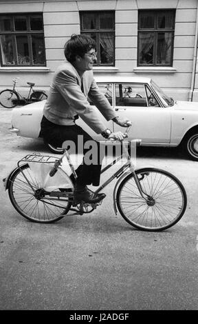 HENRY DARROW USA Fernsehen Schauspieler Tour in Schweden und Dänemark 1969 nach dem TV-Erfolg mit Hig Chaparall als Manolito, mit dem Fahrrad in Kopenhagen Stockfoto