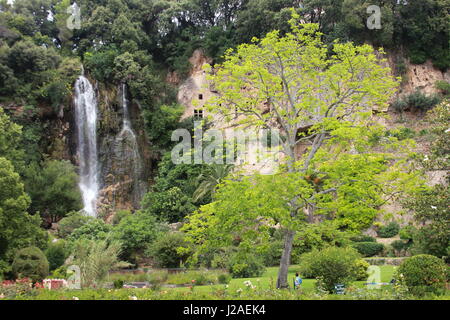 Der Wasserfall im öffentlichen Garten von Villecroze, Var, 83, Frankreich, Europa Stockfoto