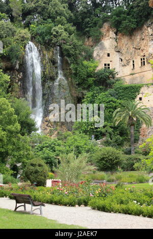 Der Wasserfall im öffentlichen Garten von Villecroze, Var, 83, Frankreich, Europa Stockfoto