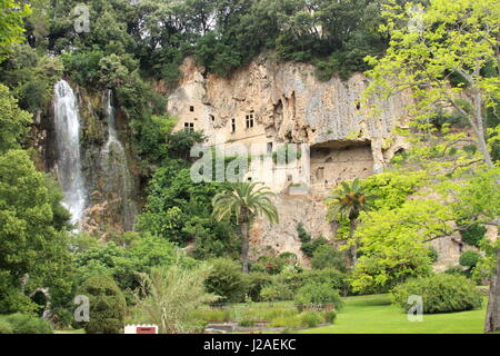 Der Wasserfall im öffentlichen Garten von Villecroze, Var, 83, Frankreich, Europa Stockfoto