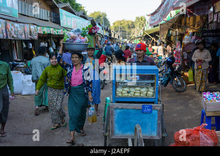 Myanmar (Burma), Mandalay Region Nyaung-U, Bauernmarkt Stockfoto