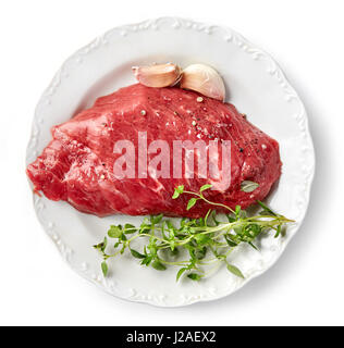 frisches rohes Rindfleischsteak black Angus auf weißen Teller, Ansicht von oben Stockfoto