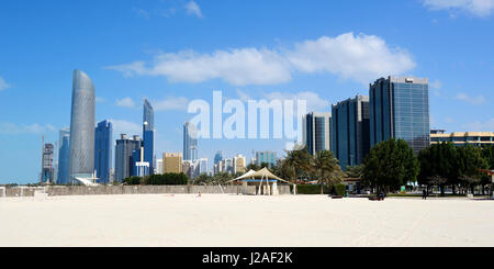Skyline von Abu Dhabi aus Corniche Waterfront, Abu Dhabi, Vereinigte Arabische Emirate, Naher Osten Stockfoto