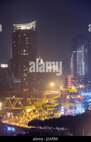China, Chongqing, Skyline der Stadt entlang Yangtze-Fluss in der Nacht am trüben Abend Stockfoto