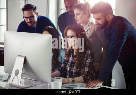 Unternehmen Mitarbeiter Ideen zu diskutieren und brainstorming im Büro Stockfoto