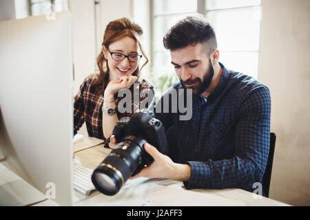 Unternehmen-Foto-Editor und Fotograf gemeinsam im Büro Stockfoto