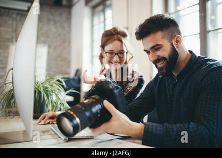 Unternehmen-Foto-Editor und Fotograf gemeinsam im Büro Stockfoto