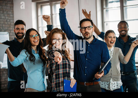 Glückliche Gruppe von erfolgreichen Unternehmen Mitarbeiter im Büro Stockfoto