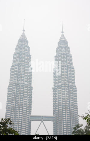 Blick auf die Petronas Twin Towers an einem trüben Tag. Die Haze ist die von indonesischen Waldbrände verursacht. Kuala Lumpur, Malaysia. Stockfoto