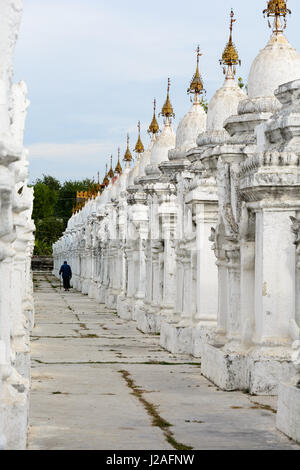 Myanmar (Burma), Mandalay Region, Mandalay, Kuthodaw Pagode (die größte Buchmesse der Welt) Stockfoto