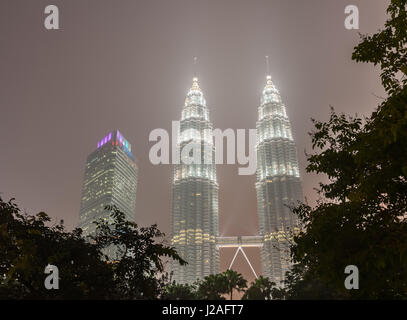 Blick auf die Petronas Twin Towers auf einem dunstigen Nacht. Die Haze ist die von indonesischen Waldbrände verursacht. Kuala Lumpur, Malaysia. Stockfoto