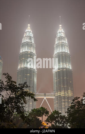 Blick auf die Petronas Twin Towers auf einem dunstigen Nacht. Die Haze ist die von indonesischen Waldbrände verursacht. Kuala Lumpur, Malaysia. Stockfoto