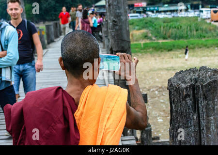 Myanmar (Burma), Mandalay Region, Amarapura, U-Bein Brücke, Amarapura, Tradition trifft auf moderne Stockfoto