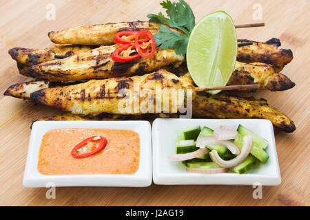 Chicken Satay mit Erdnuss-Sauce und Gurken-relish Stockfoto
