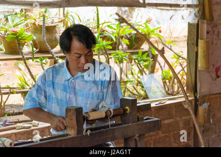 Myanmar (Burma), Shan, Pindaya, Herstellung von Sonnenschirmen Stockfoto