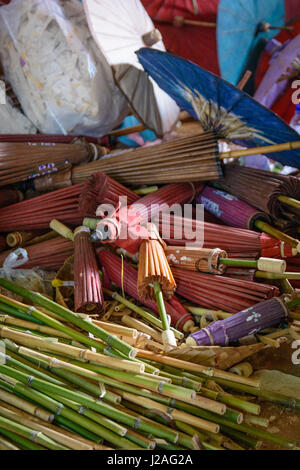 Myanmar (Burma), Shan, Pindaya, Herstellung von Sonnenschirmen Stockfoto