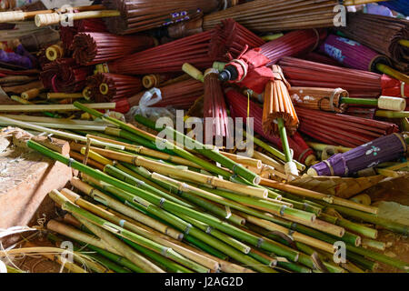 Myanmar (Burma), Shan, Pindaya, Herstellung von Sonnenschirmen Stockfoto