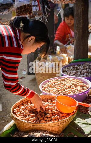 Myanmar (Burma), Shan, Nyaungshwe, Phaung Daw U Pagode Markt, Inle-See Stockfoto