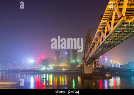 Chongqing, China Bau massive neue Dongshuimen-Brücke über den Jangtse am dunstig Herbstnacht Stockfoto