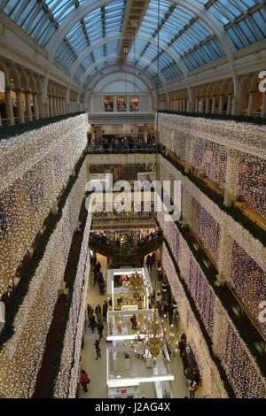 Weihnachten Dekoration Beleuchtung ziert das Innere des House of Fraser in Glasgow, Scotland, UK Stockfoto