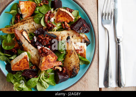 Gebackene Ziegen Käse und Birnen Salat auf Teller, Draufsicht Stockfoto