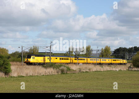 Netzwerk Schiene Messung Zug, mit Klasse 43 Triebköpfe in Netwotk Schiene gelbe Lackierung auf West Coast Main Line vorbei Hest Bank in Lancashire. Stockfoto