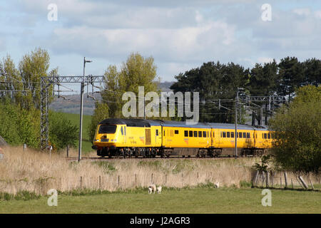 Netzwerk Schiene Messung Zug, mit Klasse 43 Triebköpfe in Netwotk Schiene gelbe Lackierung auf West Coast Main Line vorbei Hest Bank in Lancashire. Stockfoto