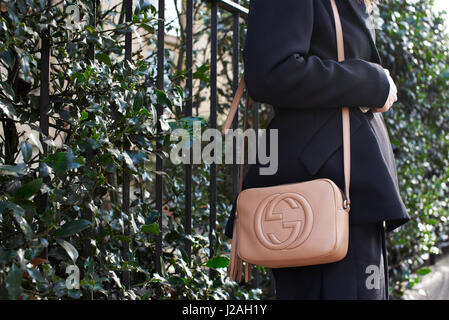 LONDON - Februar 2017: Mittelteil Frau trägt braune Gucci überqueren Sie Körper Handtasche stehen in der Straße während der London Fashion Week Stockfoto