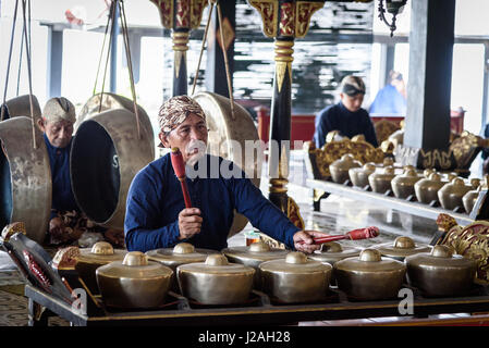 Indonesien, Java, Yogyakarta, Gamelan-Orchester im Palast des Sultans von Yogyakarta Stockfoto