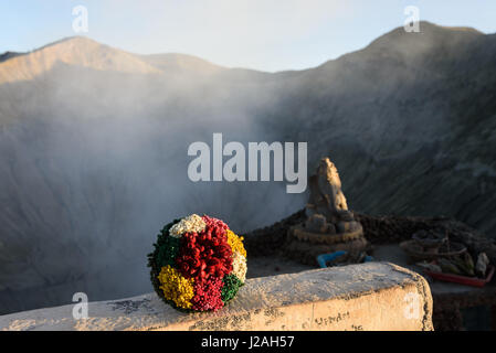 Indonesien, Java Timur, Probolinggo, auf den Krater des Bromo Felge, werfen Sie Opfer in den Krater auf eine hinduistische Ganesha Figur Stockfoto