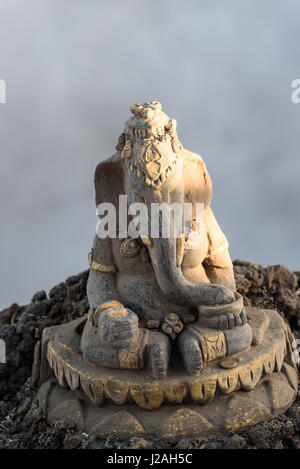 Indonesien, Java Timur, Probolinggo, auf den Krater des Bromo Felge, werfen Sie Opfer in den Krater auf eine hinduistische Ganesha Figur Stockfoto