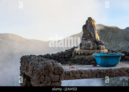 Indonesien, Java Timur, Probolinggo, auf den Krater des Bromo Felge, werfen Sie Opfer in den Krater auf eine hinduistische Ganesha Figur Stockfoto