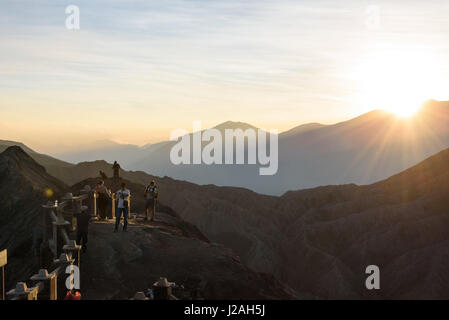 Indonesien, Java Timur, Probolinggo, auf den Krater des Bromo Felge, werfen Sie Opfer in den Krater auf eine hinduistische Ganesha Figur Stockfoto