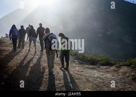 Indonesien, Java Timur Kabudaten Bondowoso, Touristen auf den Aufstieg zum Ijen Stockfoto
