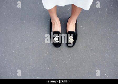 Detail-Schuss Schuhe mit Dollars und Euro Währungssymbole Stockfoto
