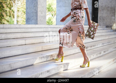 Frau im Kimono inspiriert Kleid gehen Treppen, Zuschneiden Stockfoto
