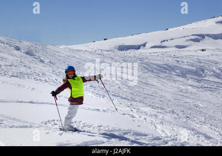 Kleinen Skifahrer am Skihang mit Neuschnee am Sonnetag. Kaukasus, Georgien, Region Gudauri. Stockfoto