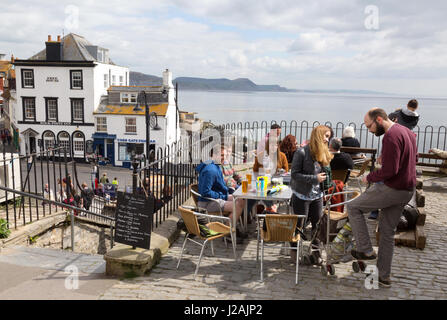 Lyme Regis Stadtzentrum, Lyme Regis, Dorset England UK - Leute sitzen im Restaurant Bell Cliff Stockfoto