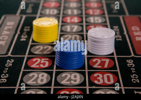 Glücksspiel auf einem Roulettetisch mit verschiedenen Chips abstrakt Stockfoto