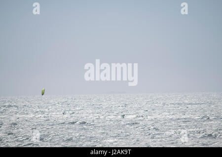 Segel-Surfer vor der Küste in Santa Cruz, Kalifornien Stockfoto