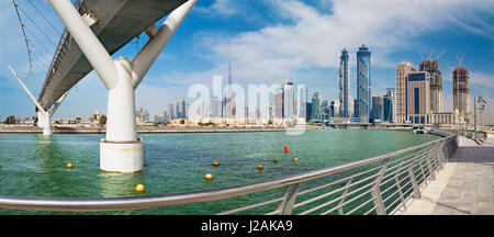 DUBAI, Vereinigte Arabische Emirate - 27. März 2017: Die Skyline mit der Brücke über den neuen Kanal und der Innenstadt. Stockfoto