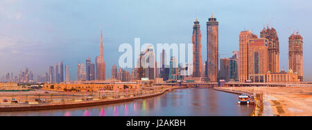 DUBAI, Vereinigte Arabische Emirate - 27. März 2017: Die Skyline über dem neuen Kanal und der Innenstadt im Abendlicht. Stockfoto