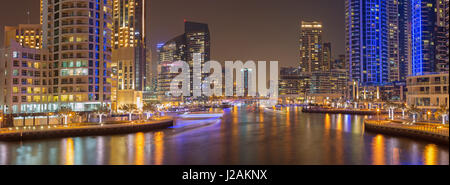 DUBAI, Vereinigte Arabische Emirate - 28. März 2017: Die Nacht in der Marina. Stockfoto