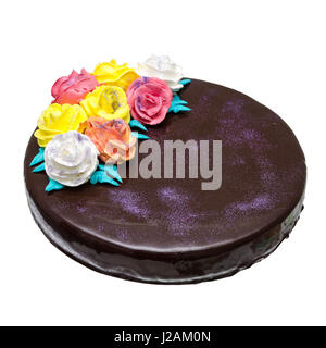 Schokolade-Spiegel-Torte mit Rosen isoliert mit Beschneidungspfad Stockfoto
