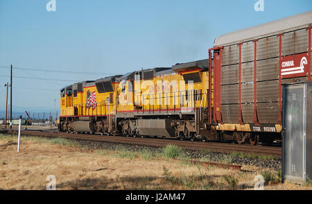 Union Pacific angetrieben Güterzug Ankunft in Roseville, Placer County, Kalifornien, USA Stockfoto