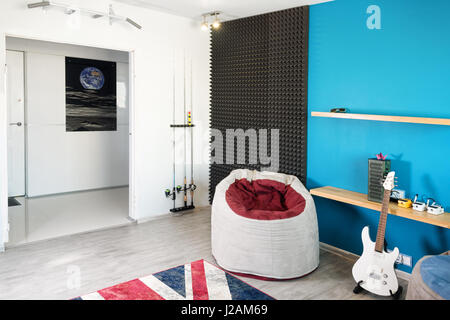 Wohnzimmer mit einer Hängematte im modernen Stil Stockfoto